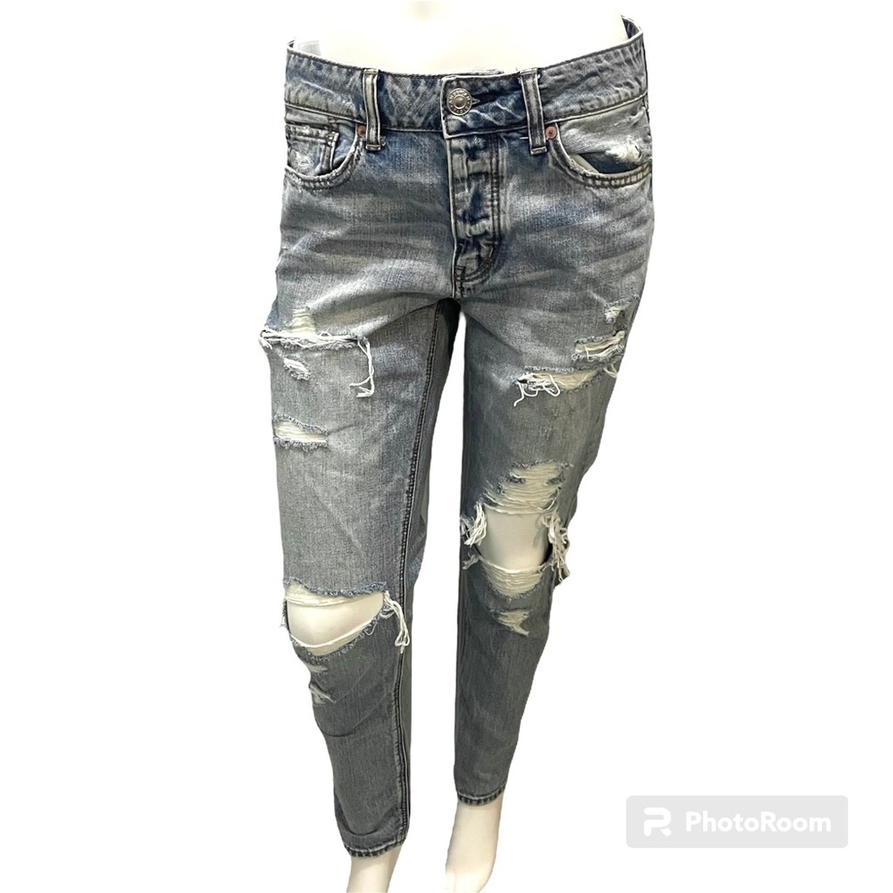 American Eagle Distressed Destroyed Light Wash Tomgirl Jeans - Size 4
